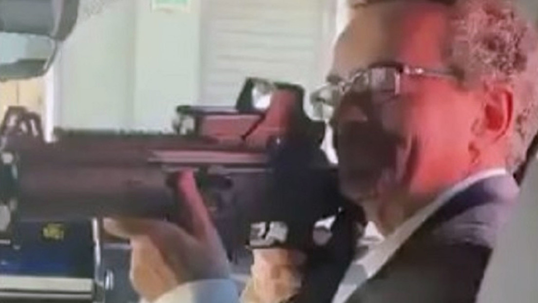 Embajador británico en México apunta con un rifle a personas y lo cesan
