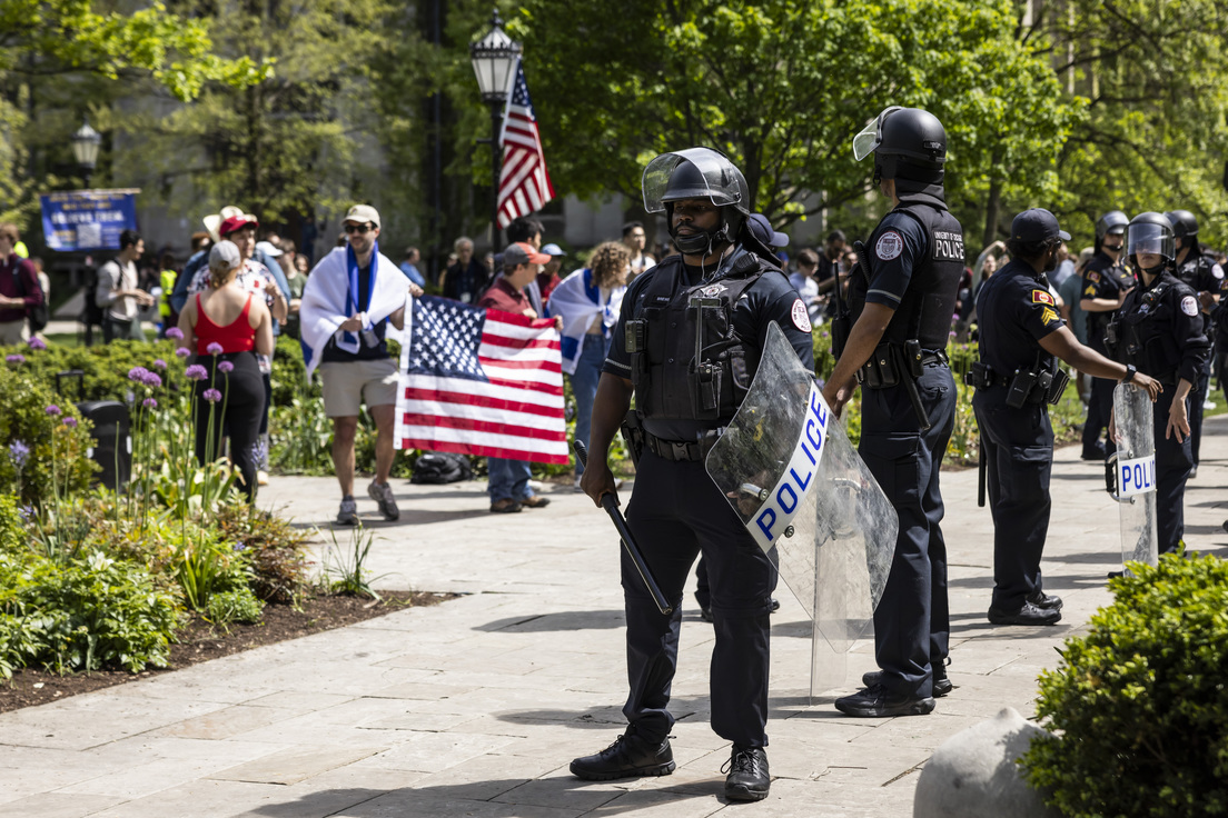 Enfrentamiento entre manifestantes propalestinos y proisraelíes en la Universidad de Chicago