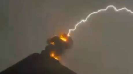 VIDEO: Un rayo impacta durante la erupción del volcán más activo de Centroamérica