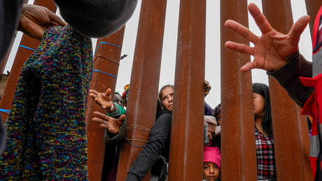 Migrante сruza ilegalmente la frontera de EE.UU. y enseguida se hace 'halcón fronterizo' (VIDEO)