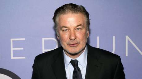 Jueza rechaza retirar el cargo penal contra Alec Baldwin por la tragedia de 'Rust'