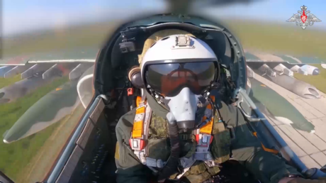 VIDEO: Explosiones sacuden las posiciones ucranianas tras un ataque de Su-25 rusos