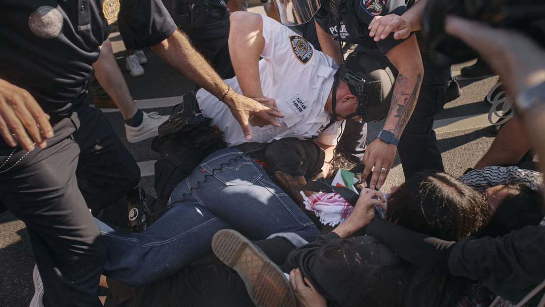 VIDEO: Manifestantes propalestinos ocupan importante museo y se enfrentan con la Policía en EE.UU.