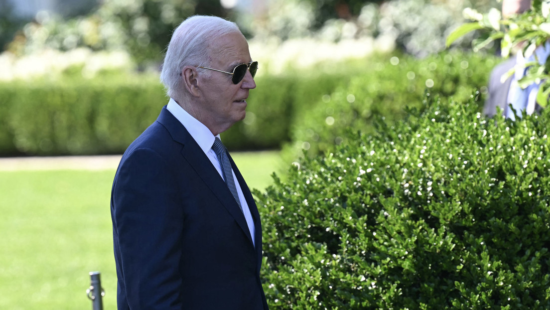 Cada vez más asistentes rodean a Biden para desviar la atención de su extraño andar (VIDEO)