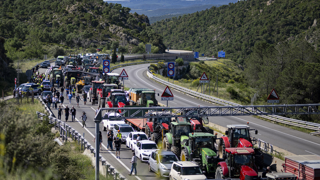 Agricultores bloquean la frontera entre España y Francia antes de las elecciones europeas