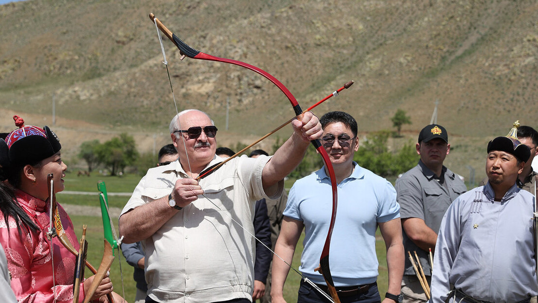 A lo Gengis Kan: Lukashenko dispara con un tradicional arco mongol (VIDEO)