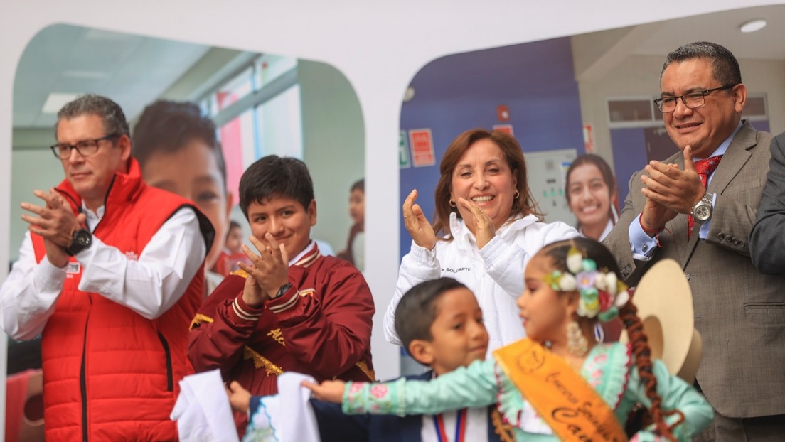 Dina Boluarte inaugura una escuela en Perú resguardada por francotiradores (VIDEO)