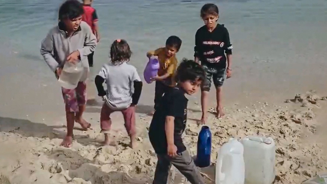 VIDEO: Niños gazatíes extraen agua del mar para sus necesidades diarias