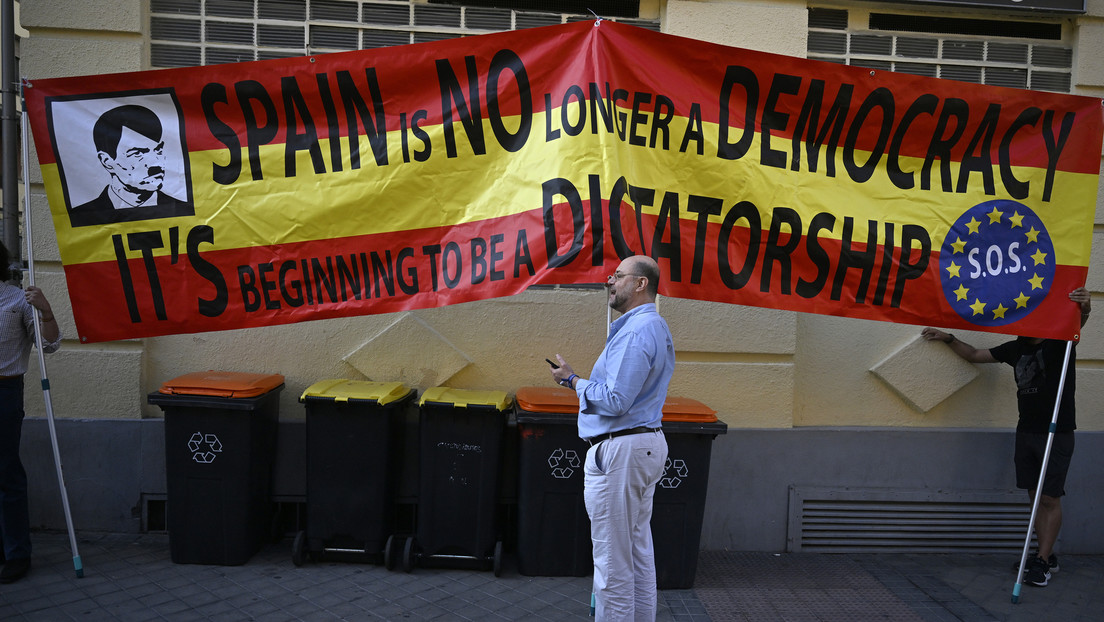 "Empieza a ser una dictadura": Sánchez vota en las europeas y lo reciben con abucheos