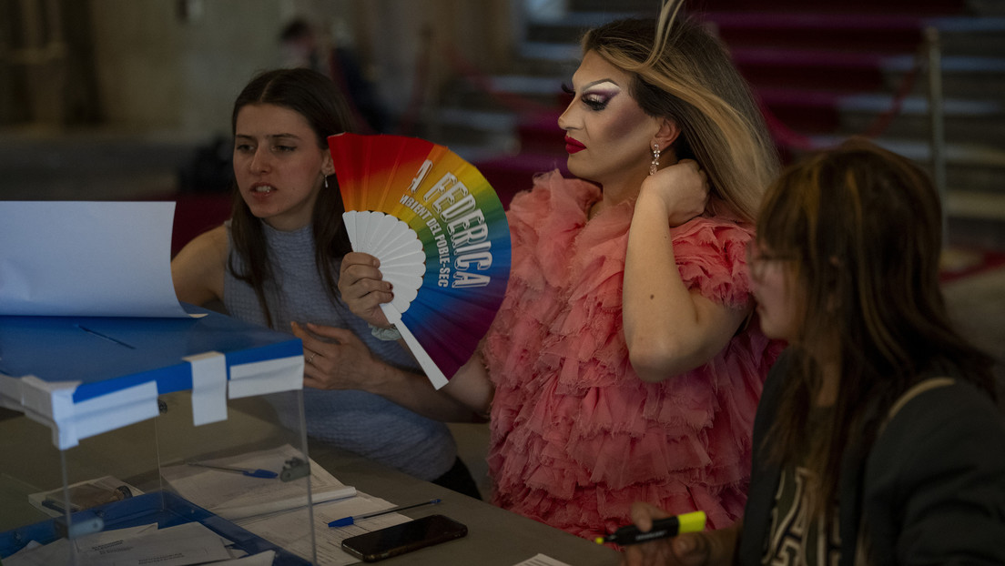 Una 'drag queen' preside una mesa electoral en España para los comicios europeos