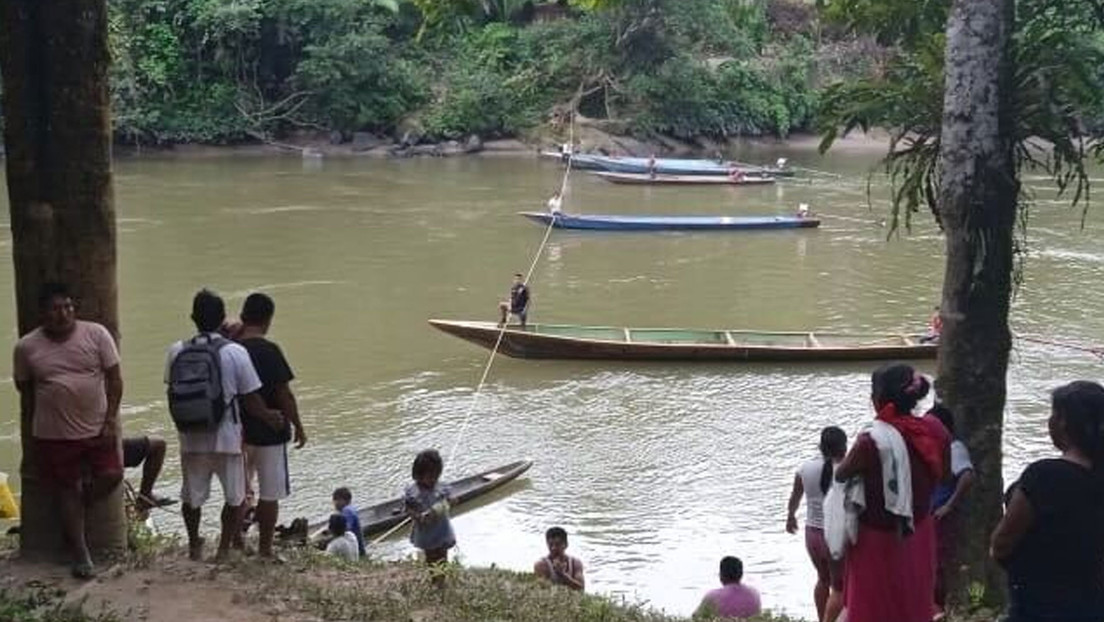 Un grupo de indígenas bloquean un río en Perú para impedir el paso de mineros ilegales