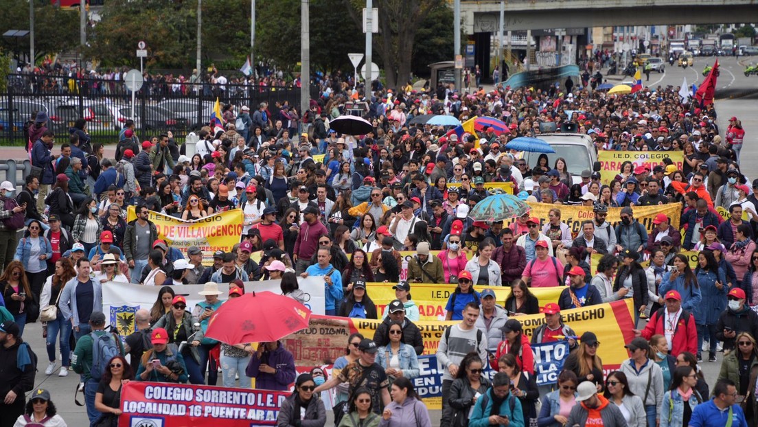 Maestros colombianos cierran la frontera con Ecuador como parte del paro nacional