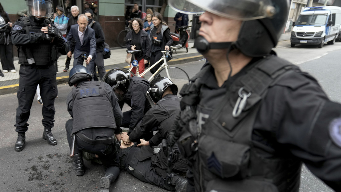 Represión en Argentina: gasean a diputados que protestaban por la Ley Bases de Milei