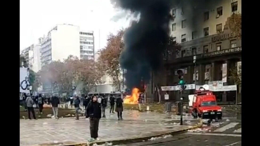VIDEO: Vehículos incendiados durante las protestas en Buenos Aires contra la Ley Bases