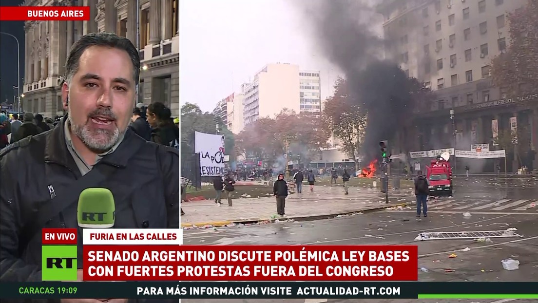 Senado argentino discute polémica Ley de Bases con fuertes protestas fuera del Congreso