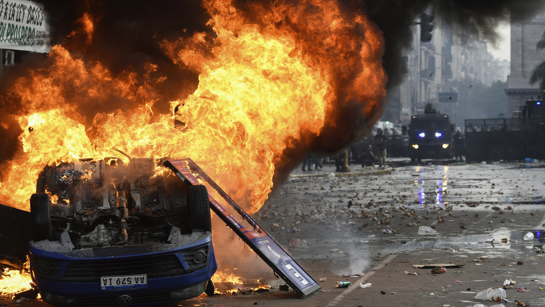 VIDEO: Vehículos incendiados durante las protestas en Buenos Aires contra la Ley Bases