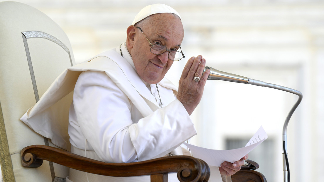 Den sermones breves o "las personas se duermen", dice el papa Francisco a los sacerdotes