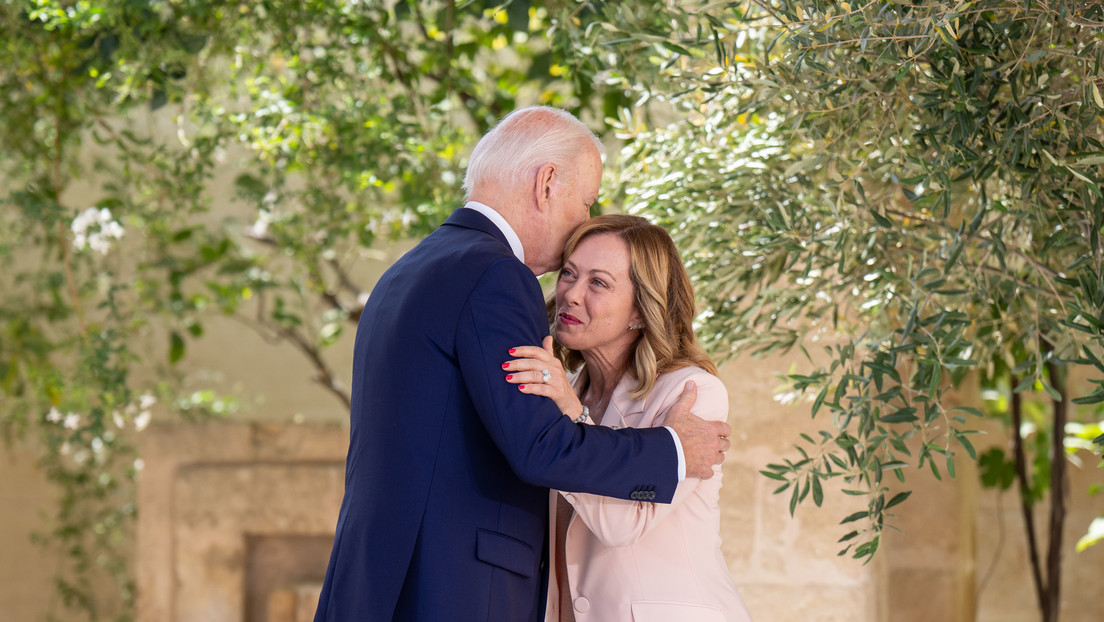 Biden saluda torpemente y besa el cabello de Giorgia Meloni en una incómoda reunión (VIDEO)