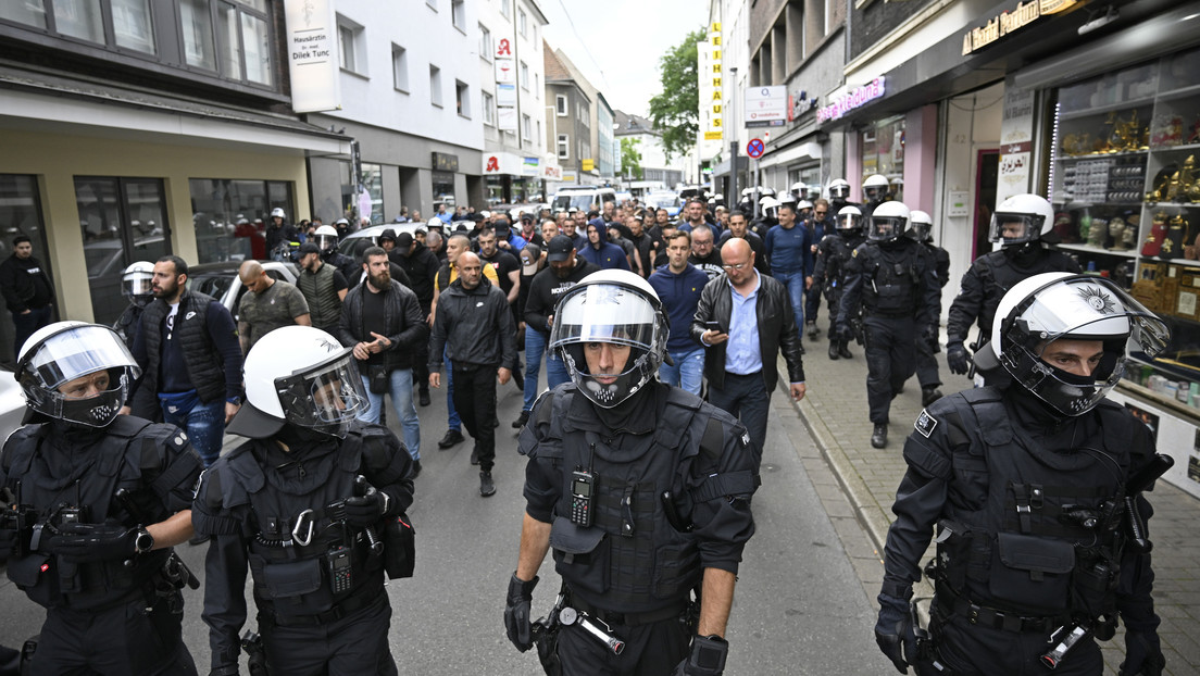 Policía antidisturbios interviene por violentos choques antes del Serbia-Inglaterra en la Eurocopa