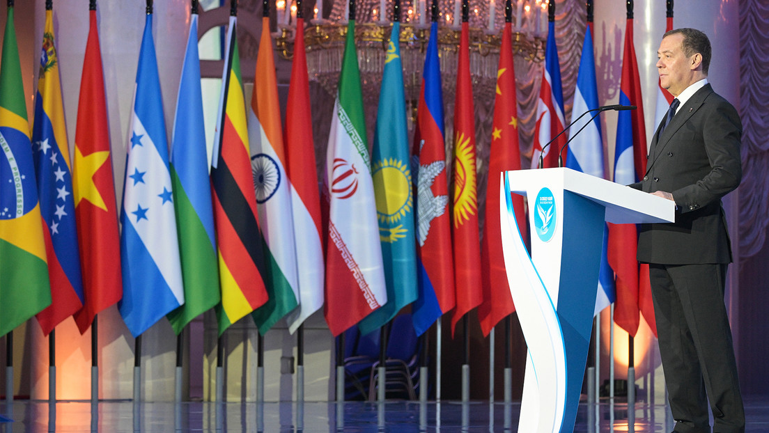 Medvédev: Docenas de países aspiran a unirse a los BRICS