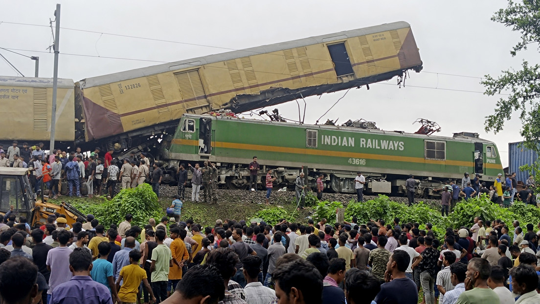 Fuertes imágenes de la India: 15 muertos al chocar dos trenes