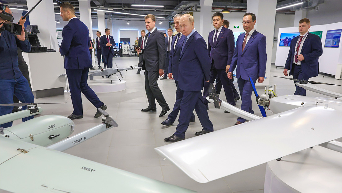 Muestran a Putin los drones producidos en el Lejano Oriente ruso