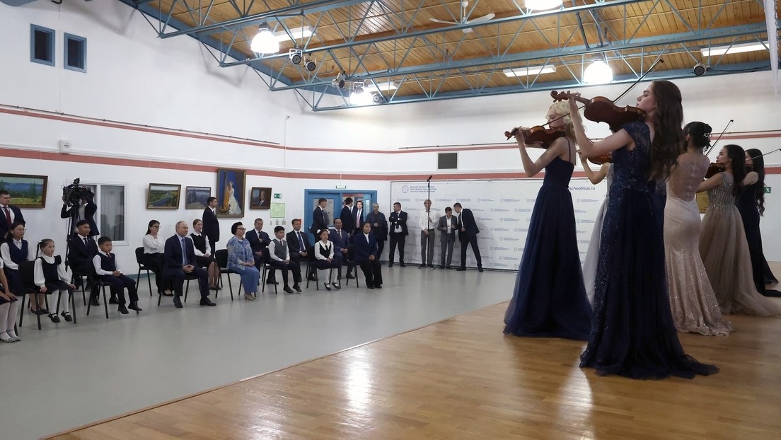 "Penetra directamente el corazón": Putin disfruta de un concierto único en una escuela de música