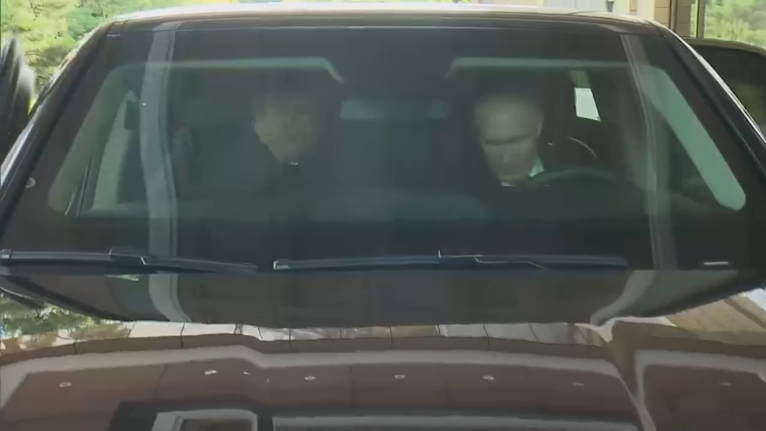 VIDEO: Putin se pone al volante y lleva a Kim Jong-un en un Aurus
