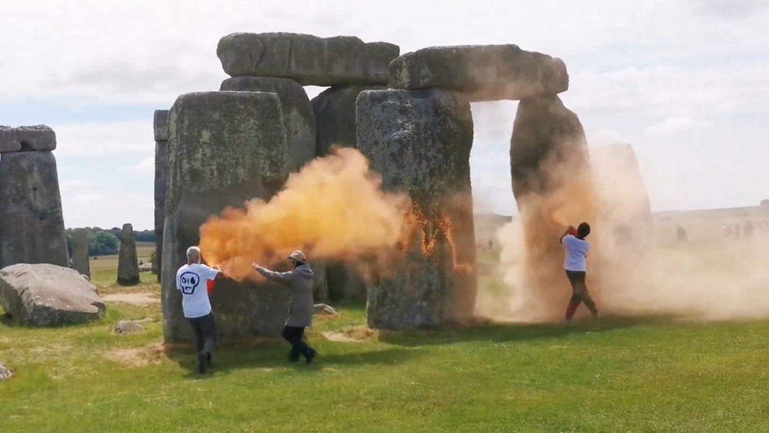 VIDEO: Activistas climáticos rocían al Stonehenge con tinta naranja