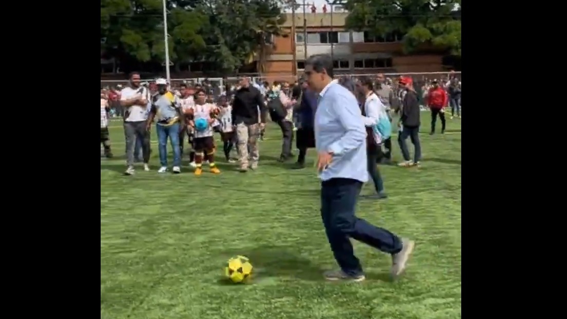 Maduro pausa actos políticos para jugar con niños: "Un gol por Venezuela"