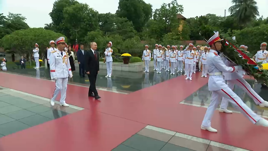 Putin visita el mausoleo del expresidente vietnamita Ho Chi Minh