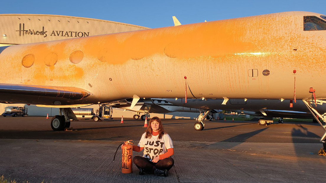 Activistas pintan aviones en un aeropuerto tras aterrizar Taylor Swift (VIDEO)
