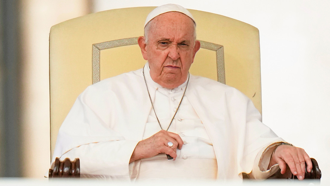 Estudiante pide al papa Francisco que deje de usar "lenguaje ofensivo" contra personas LGBT+