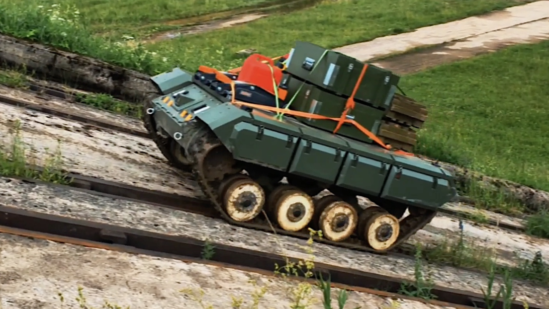 Rusia muestra en acción un novedoso robot de combate para transportar cargas y armas (VIDEO)