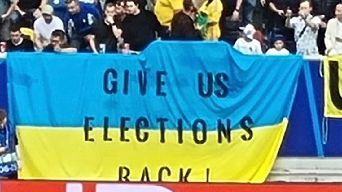 Cuelgan en un partido de la Eurocopa una bandera ucraniana con un llamado a elecciones