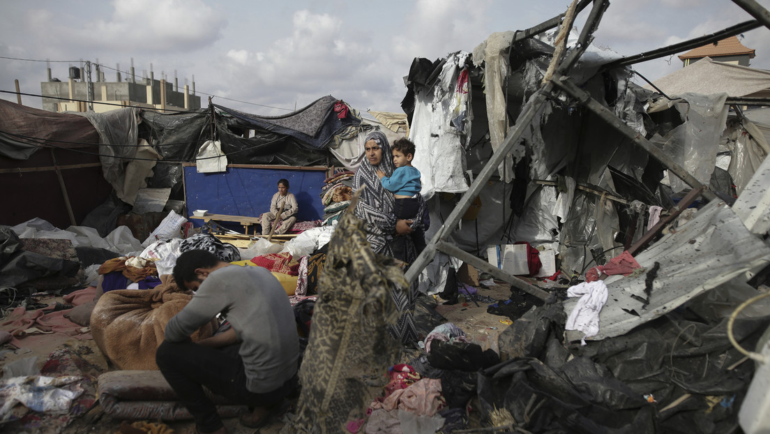 Ataque israelí deja 25 muertos y 50 heridos en un campamento de desplazados en Rafa