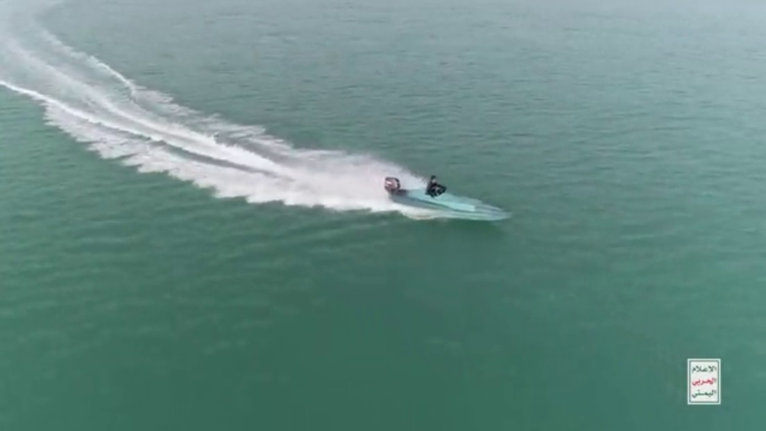 Hutíes revelan su lancha kamikaze que lanzaron contra el barco hundido en el mar Rojo (VIDEO)