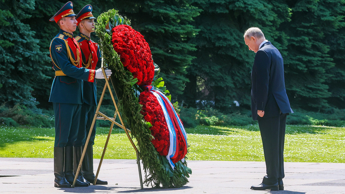 VIDEO: Putin deposita flores en la Tumba del Soldado Desconocido en Moscú