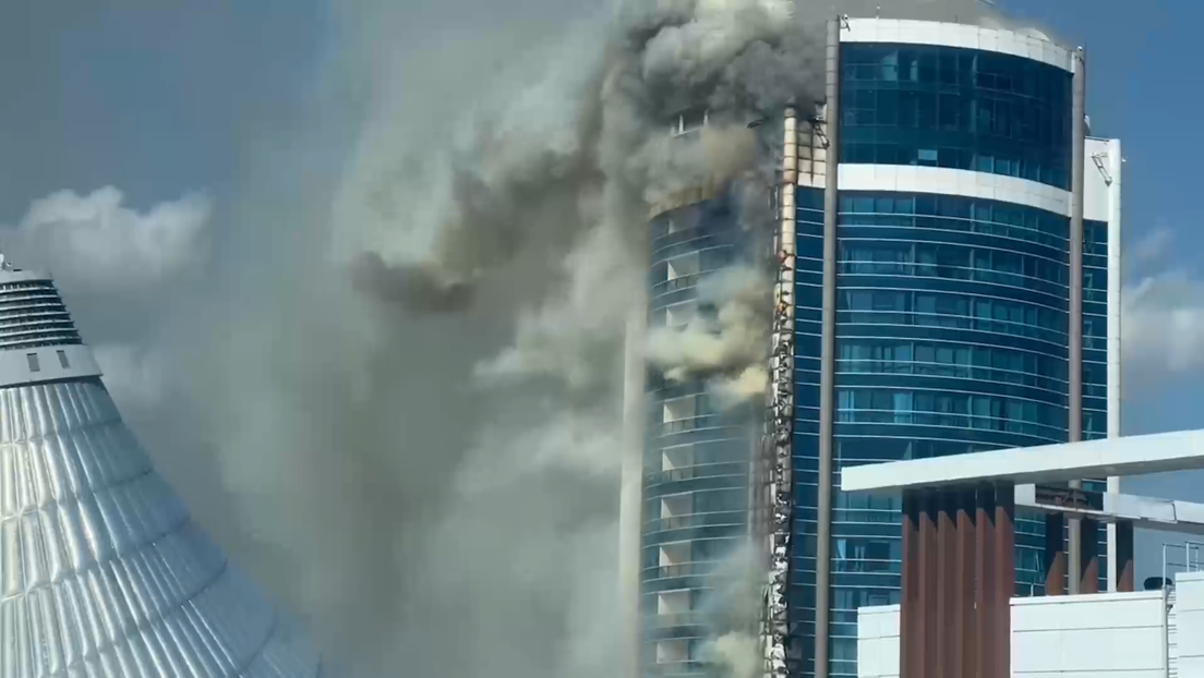 El humo 'devora' en cuestión de minutos un edificio en llamas en Kazajistán
