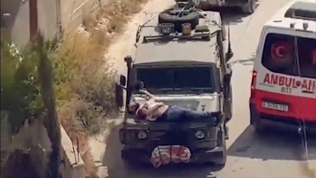 ¿Escudo humano?: militares israelíes atan a un palestino herido a un vehículo (VIDEO)