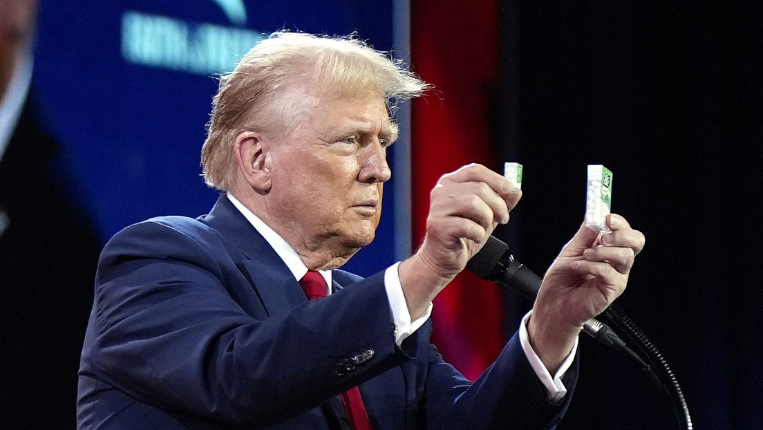Trump explica la inflación de la era Biden mostrando un mini Tic-Tac