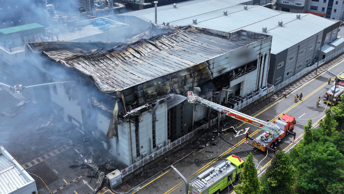 Fuerte incendio en una fábrica de baterías se cobra al menos 20 vidas (VIDEO)