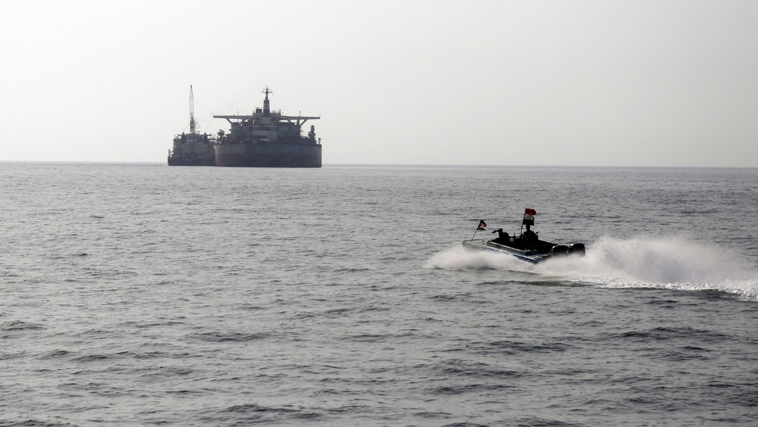 Un buque es alcanzado por un proyectil en las costas de Yemen