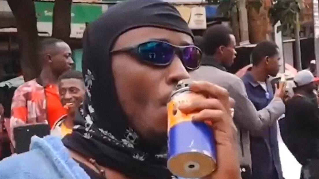 VIDEO: Manifestante se 'fuma' una lata de gas lacrimógeno lanzada por policías