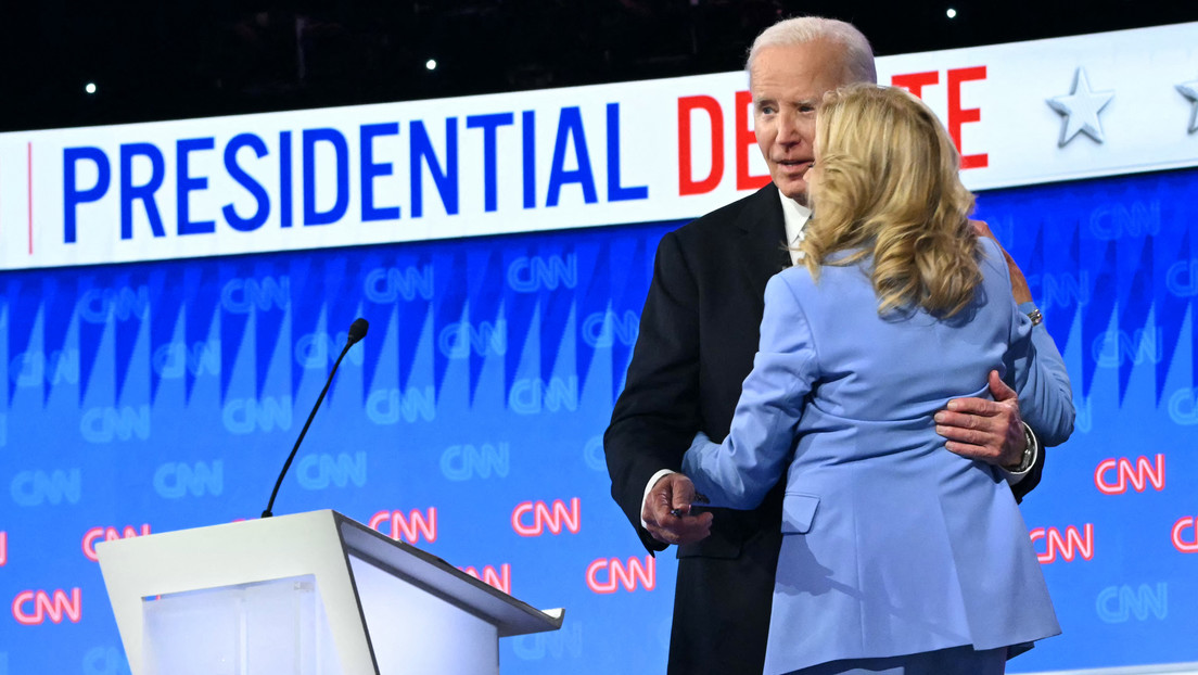 VIDEO: Biden tiene que ser asistido y guiado por su esposa tras el debate presidencial