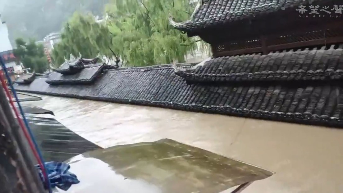 VIDEO: Inundación masiva destruye una antigua ciudad china