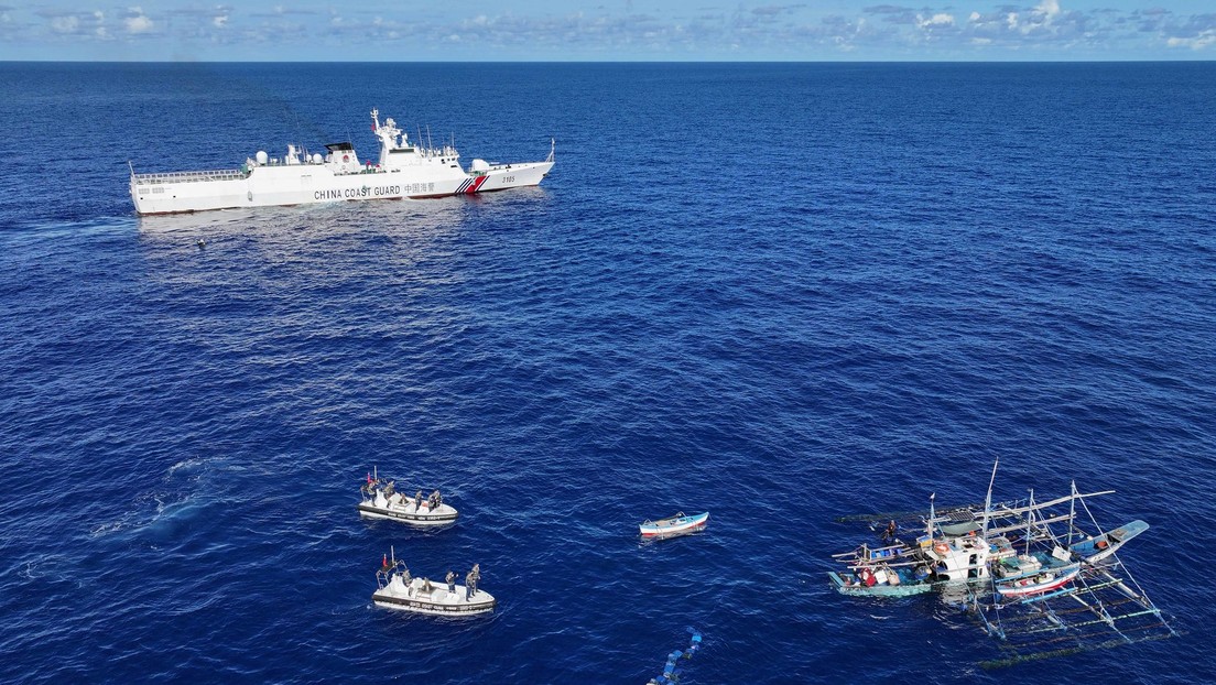 La Guardia Costera china rescata un barco filipino en aguas en disputa (VIDEO)