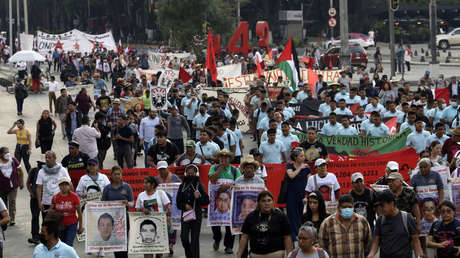 López Obrador recibe a los padres de los 43 normalistas de Ayotzinapa