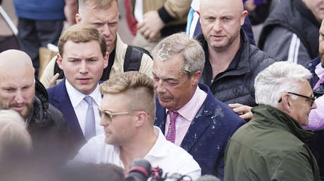 Nigel Farage recibe otro 'bautizo de batido' en Reino Unido