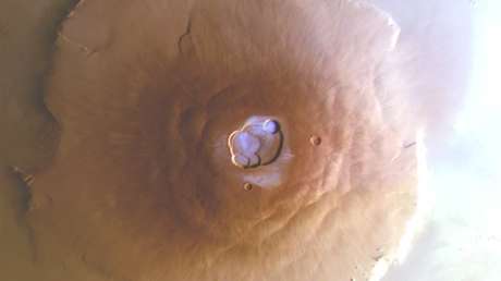 Detectan por primera vez agua congelada en los volcanes más altos del sistema solar